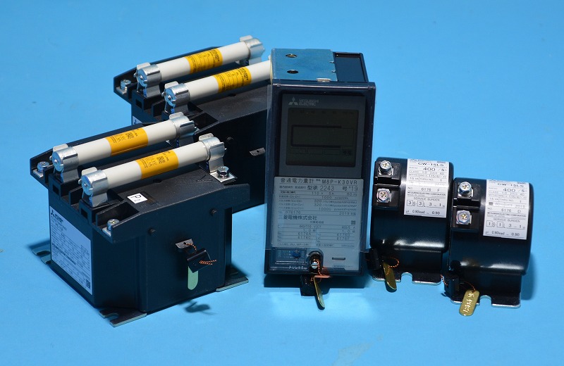 三菱電機  M8P-K30VR　3P3W 110V 5A 60HZ HE（250/5A）　電子式・普通電力量計（検定付）　6174