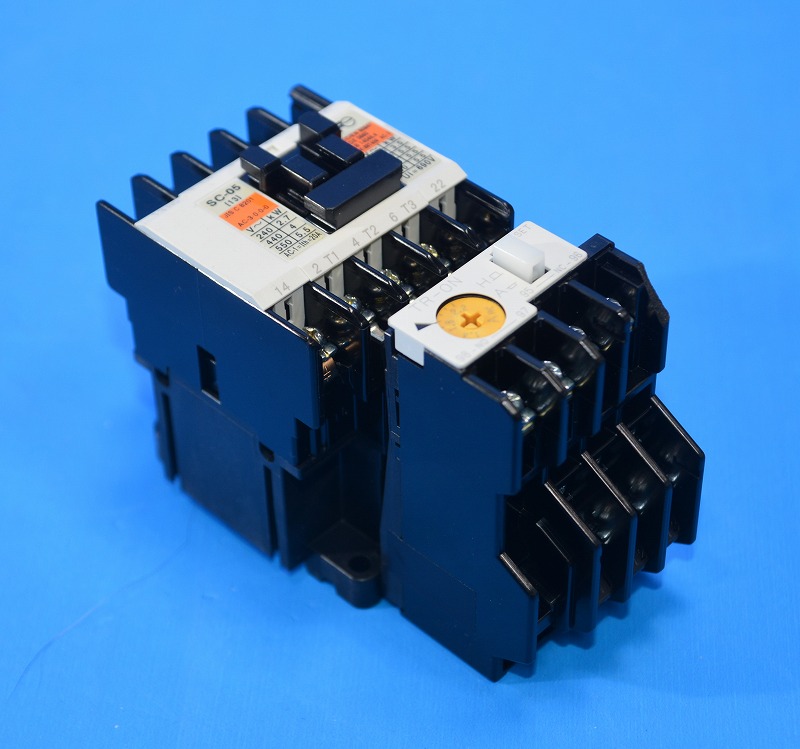 富士電機　SW-05　1.4A（1.4-2.2A）　コイル200V　1a1ｂ　サーマル付電磁接触器(ケースカバーなし)